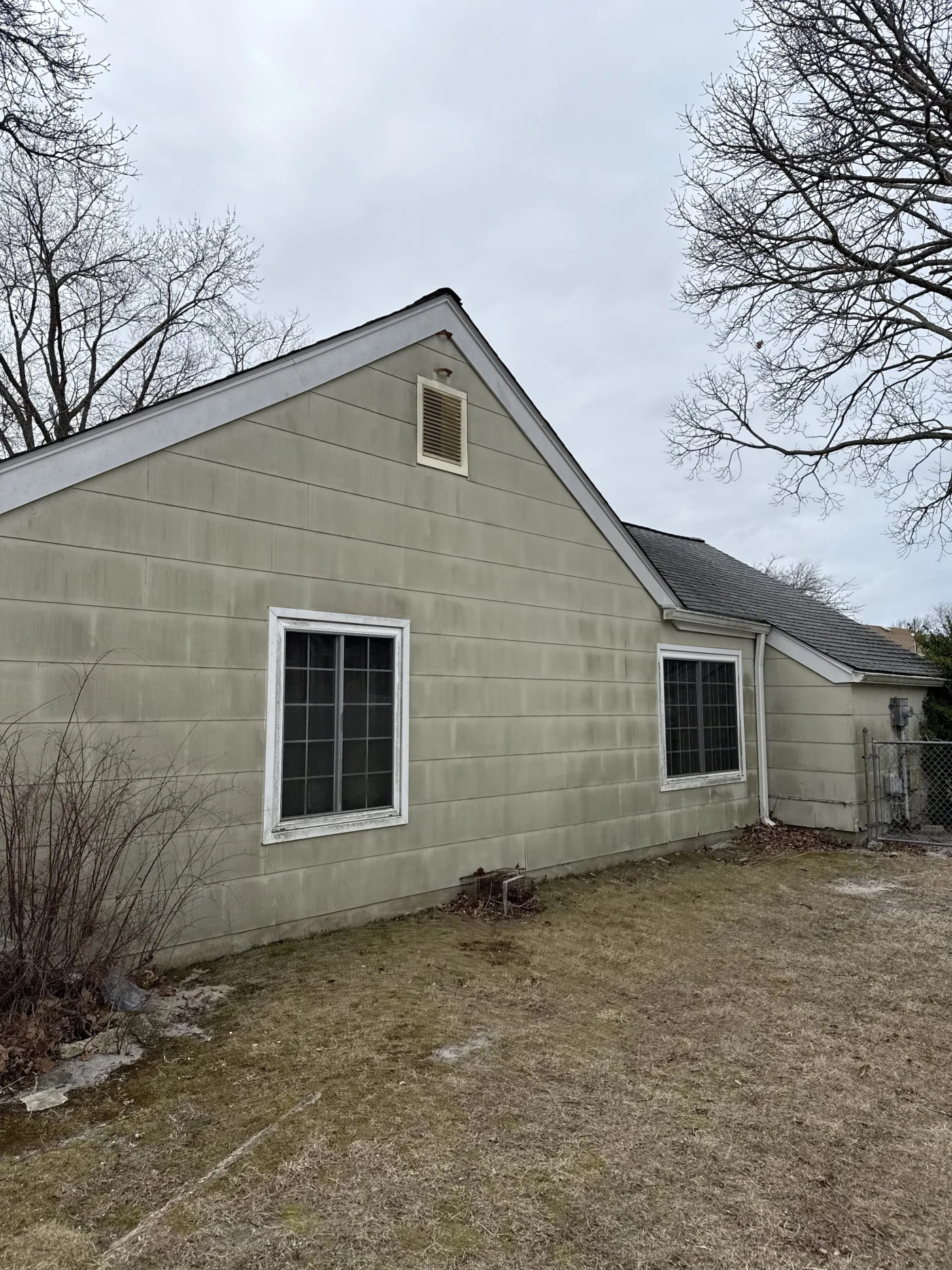 A side view of Toni and Thomas’s Toms River home before siding replacement in Tri State Area | Victory Home Remodeling
